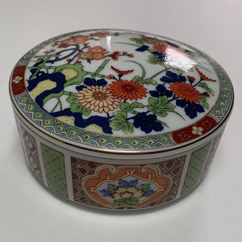 Elegant & Stylish Floral Ceramic Makeup Organizer. Used in Great condition. 5x5.